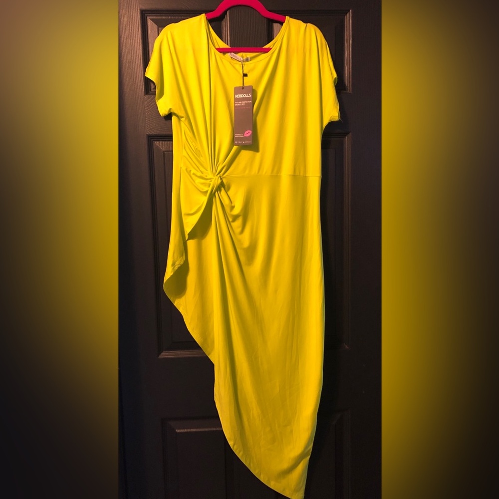 Women’s Asymmetrical High Slit Top
Size 1X
Rebdolls
BNWT
Chartreuse colour